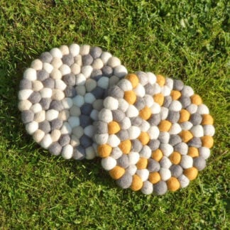 Felt ball table mat