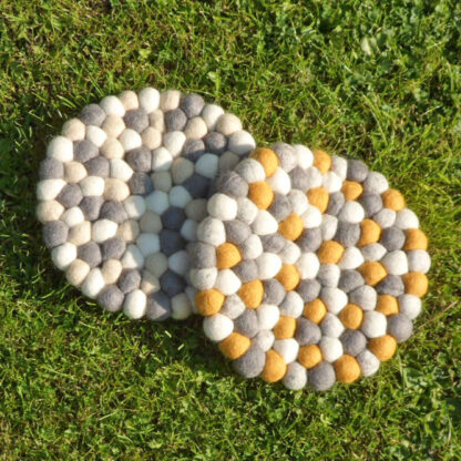 Felt ball table mat