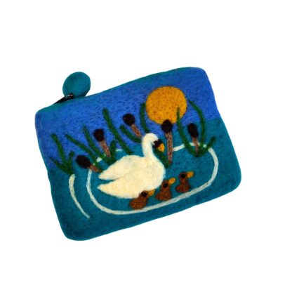 Swan with cygnets purse